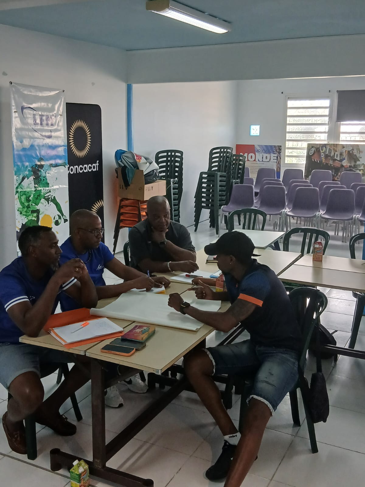 Échanges entre éducateurs lors de la formation continue de la Ligue