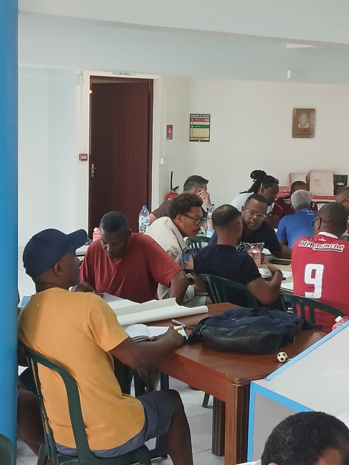 Les éducateurs en travaux de groupes, salle Louis Diaz