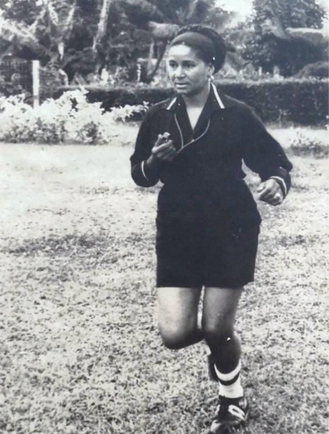 Marie-Anne Bessard en action, sifflet à la main, sur un terrain de football martiniquais
