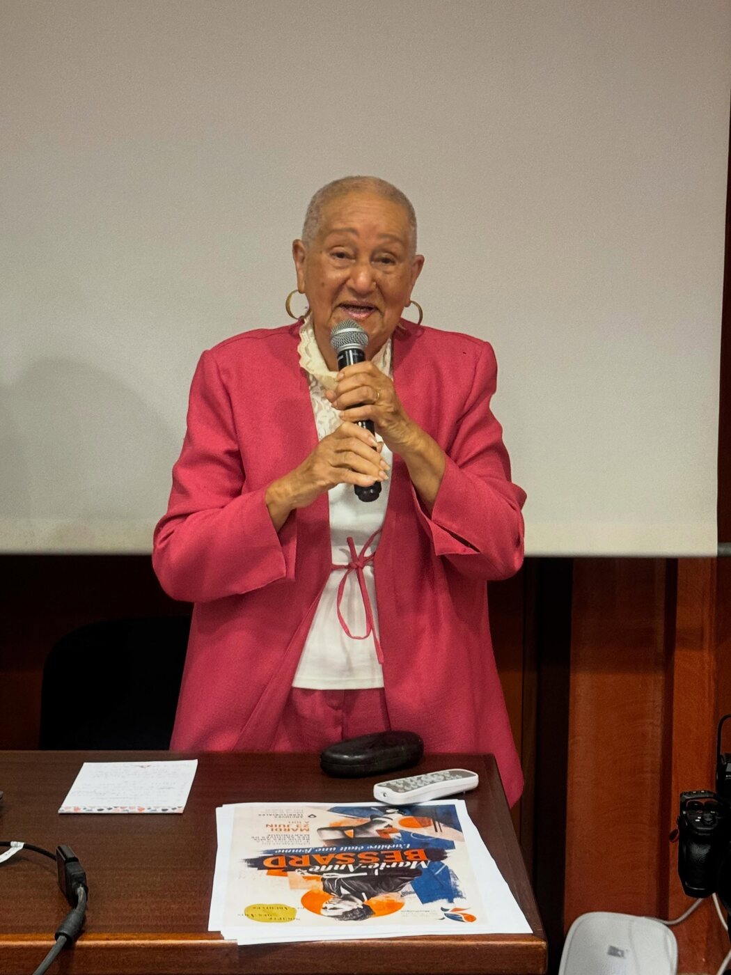 Marie-Anne Bessard, 91 ans, au micro lors de la cérémonie d'hommage