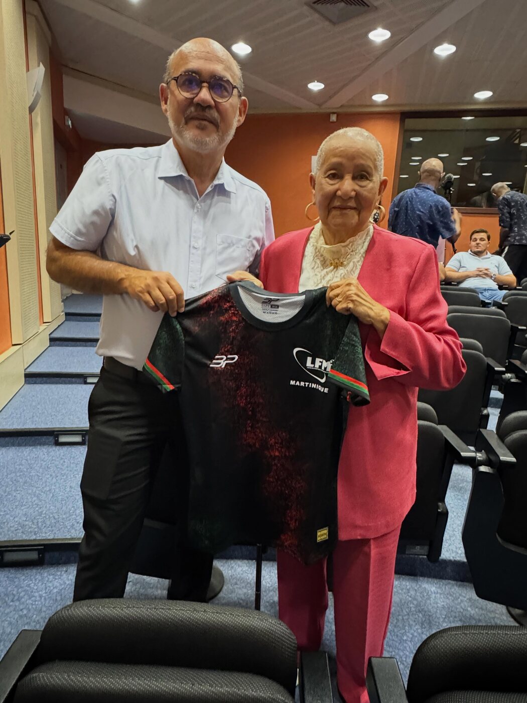 Le Président de la Ligue Georges Duquesnay remet le maillot des Matinino à Marie-Anne Bessard